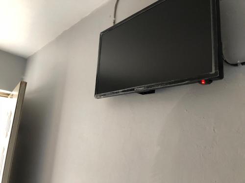 Una televisión o centro de entretenimiento en Hotel San Juan