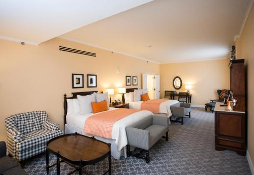 Un pat sau paturi într-o cameră la The Atherton Hotel at OSU