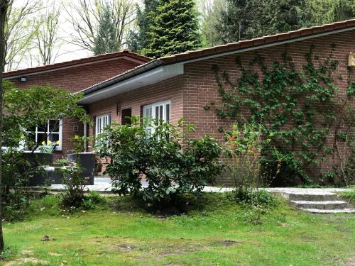a brick house with a bush in front of it at Ferien im Bomlitztal in Bomlitz