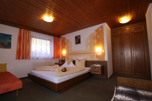 - une chambre avec un lit dans l'établissement Haus Öttl, à Ischgl