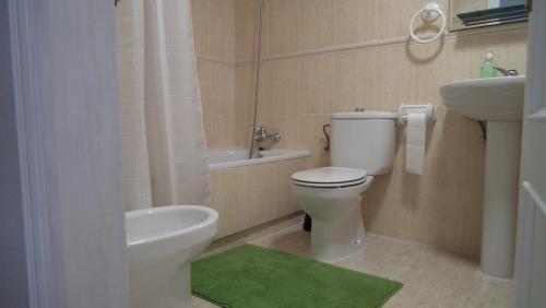 een badkamer met een toilet, een wastafel en een douche bij Sea view Apartament in La Mata