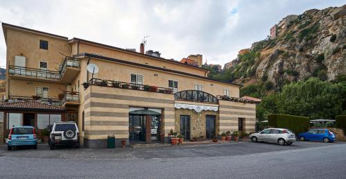 Nespecifikovaný výhled na hory nebo výhled na hory při pohledu z hotelu