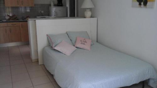 une chambre avec un lit avec deux oreillers dessus dans l'établissement Villa Le Clos de Mosny, à Amboise