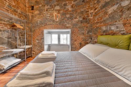 Stone Walls Deluxe