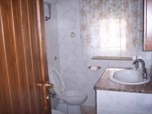 ein Bad mit einem WC und einem Waschbecken in der Unterkunft Appartamento Federica in Valledoria