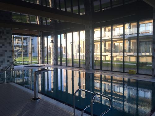 an empty building with a swimming pool in a building at Apartamenty 5 mórz in Sianozety