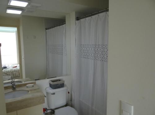 y baño con aseo, lavabo y ducha. en Algarrobo Laguna Vista, en Algarrobo
