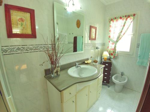 un bagno con lavandino e WC di Chalet Argoños ad Argoños