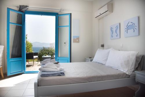 Postel nebo postele na pokoji v ubytování JUST BLUE with amazing Sea Views in Piso Livadi