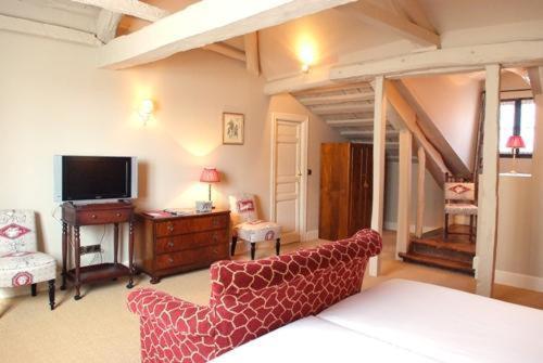 a living room with a couch and a television at Posada Real Casa de Tepa in Astorga