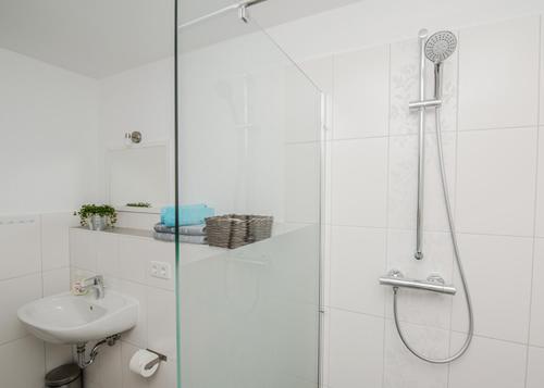 a bathroom with a shower and a sink at Spreewaldapartments-Kossatz in Lübben