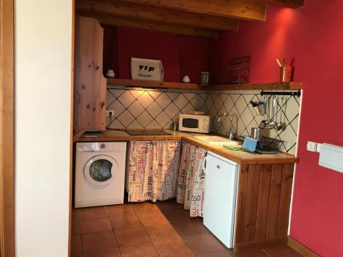 a kitchen with a washer and a washing machine at En busca del viento del norte in Santillana del Mar