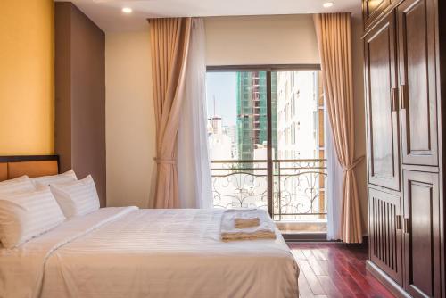 1 dormitorio con cama y ventana grande en Aladin Hotel en Nha Trang