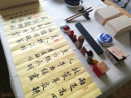 una mesa con escritura asiática en una tabla de cortar en Zhangjiajie Jijiehao Inn en Zhangjiajie