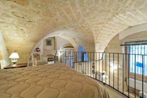 レッチェにあるSuite dei Baroniの石壁の客室の大型ベッド1台分です。