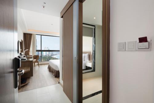 Ein Bett oder Betten in einem Zimmer der Unterkunft Comodo Nha Trang Hotel