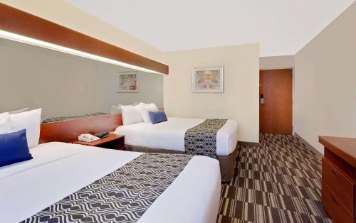 Кровать или кровати в номере Microtel Inn & Suites by Wyndham Middletown