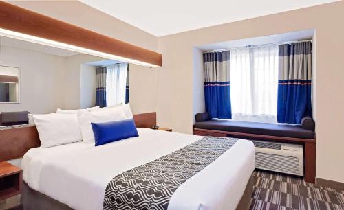 Кровать или кровати в номере Microtel Inn & Suites by Wyndham Middletown