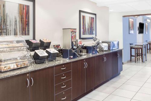 een keuken met een aanrecht met veel gerechten erop bij Microtel Inn and Suites San Angelo in San Angelo