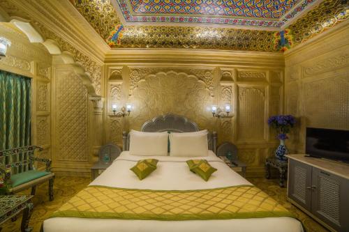 Una cama o camas en una habitación de Ramoji Film City- Sitara Luxury Hotel
