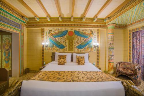 Una cama o camas en una habitación de Ramoji Film City- Sitara Luxury Hotel