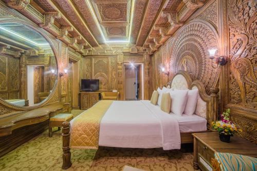Una cama o camas en una habitación de Ramoji Film City- Sitara Luxury Hotel