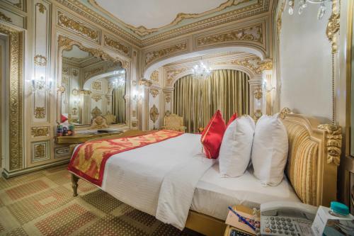 Una cama o camas en una habitación de Ramoji Film City- Sitara Luxury Hotel