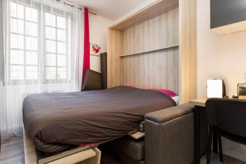 - une chambre avec un lit, un bureau et une fenêtre dans l'établissement Studio Serenità, à Avignon