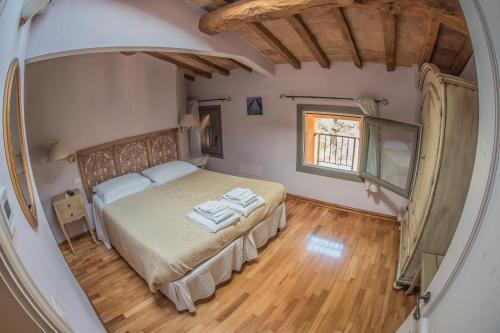 Schlafzimmer mit einem Bett und einem Fenster in der Unterkunft Agriturismo Podere Diamante in Castelvetro di Modena