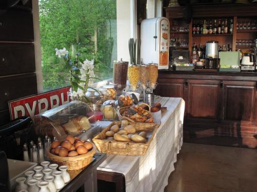 a counter with baskets of food on top of it at Hotel La Longue Vue in Gennes