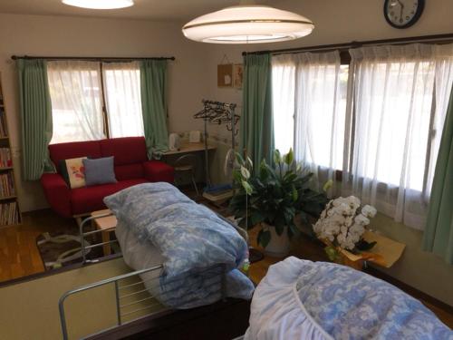 Konan的住宿－Guesthouse Suisennosato，一间带两张床和一张沙发的客厅
