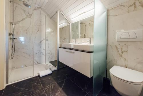 Ett badrum på Hotel Taverna