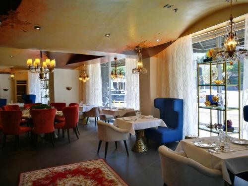 馬尼拉的住宿－Hotel Celeste Makati，用餐室设有桌椅和窗户。