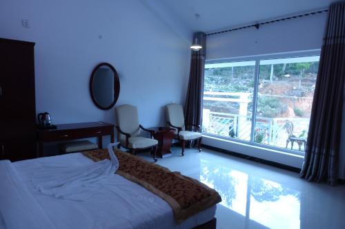Ένα ή περισσότερα κρεβάτια σε δωμάτιο στο Hotel Aradhana Inn
