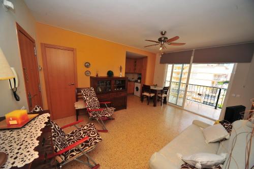ベニカシムにあるLa Torre Orange Costaのリビングルーム(ソファ、椅子、テーブル付)