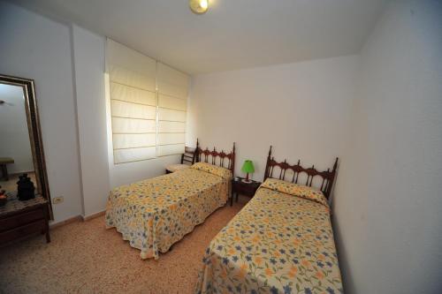 ベニカシムにあるLa Torre Orange Costaのベッドルーム1室(ベッド2台、鏡付)