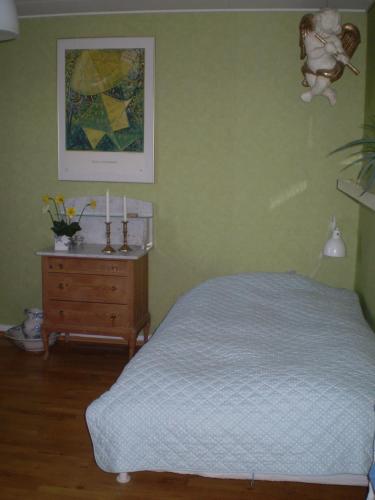 1 dormitorio con 1 cama, vestidor y una foto en Merkurvej Bed & Breakfast, en Aalborg