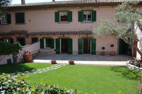 an exterior view of a house with a yard at Antica Villa di Bruto in Tivoli