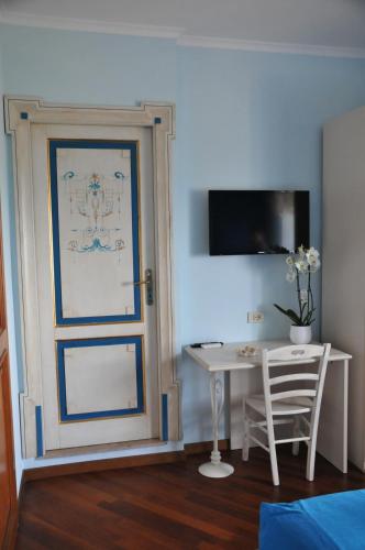 a room with a door and a table and a desk at Antica Villa di Bruto in Tivoli