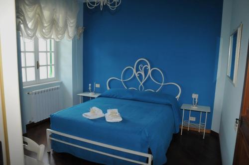 een blauwe slaapkamer met een bed met blauwe muren bij Antica Villa di Bruto in Tivoli