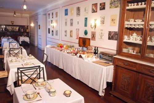 アストルガにあるポサダ レアル カサ デ テパの白いテーブルクロスが敷かれたテーブル2台付きの部屋