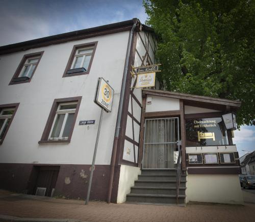 um edifício branco com um sinal em frente em Gasthof Im Kohl em Neuenrade