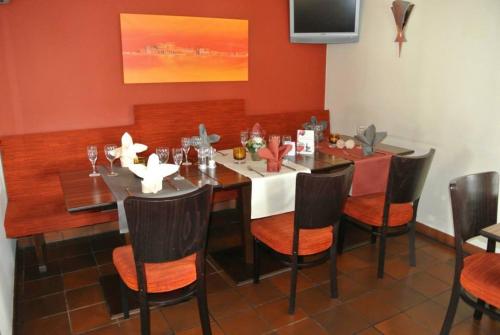 jadalnia ze stołem i krzesłami w obiekcie Gasthof Im Kohl w mieście Neuenrade