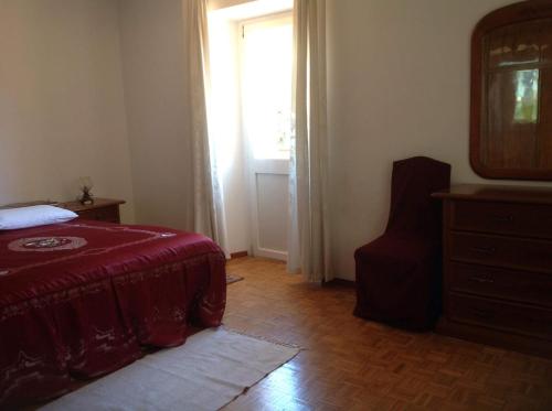 ein Schlafzimmer mit einem Bett, einer Kommode und einem Fenster in der Unterkunft Garda in Riva del Garda
