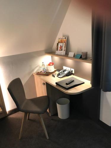 a desk with a chair in a room at Forellenhof Rössle Hotel & Restaurant in Honau
