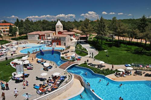 una vista aérea de un parque acuático en Hotel Garden Istra Plava Laguna, en Umag