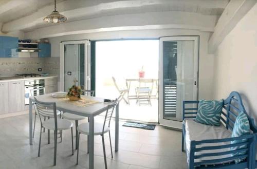 a kitchen and dining room with a table and chairs at Casa Rok in Donnalucata