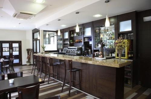un bar dans un restaurant avec tabourets de bar dans l'établissement Hotel O Casino da Rasa, à Nogueira de Ramuin