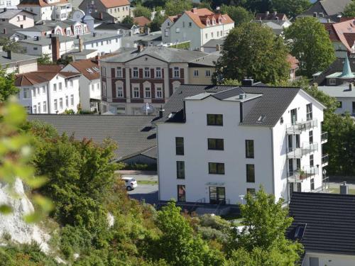 biały apartamentowiec na wzgórzu z domami w obiekcie Villa am Kreidebruch - Ostseeweitblick w mieście Sassnitz