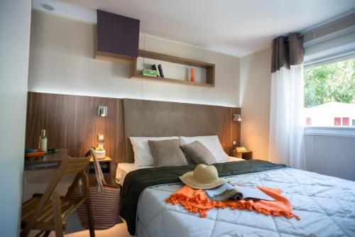 Postel nebo postele na pokoji v ubytování Camping Officiel Siblu La Réserve